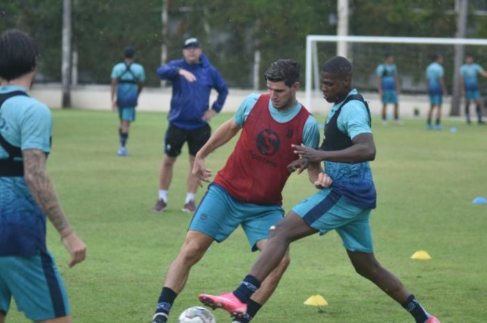 Nick Kuipers berduel dengan Bruno Cantanhede berduel di latihan tim Sabtu Sore (15/1/2022) jelang lawan Borneo FC