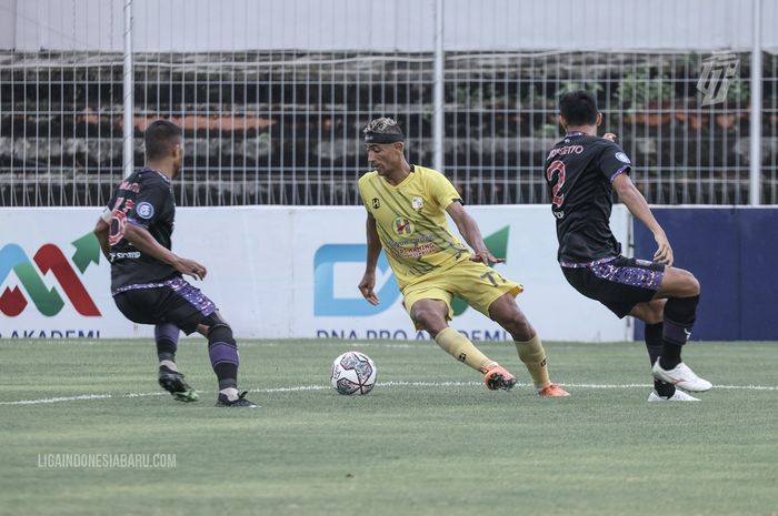 Gelandang Barito Putera, Bruno Matos, saat melewati dua bek Tira Persikabo