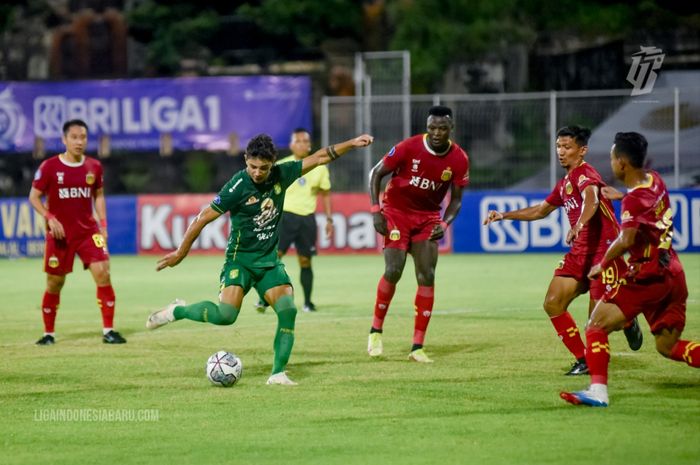 Persebaya Surabaya vs Bhayangkara FC pada laga pekan ke-20 Liga 1 2021-2022 di Stadion I Gusti Ngurah Rai, Denpasar, Bali, Selasa (18/1/2022)