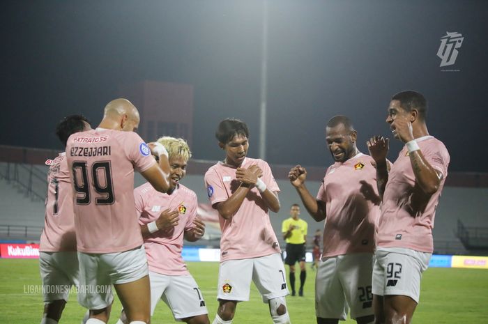 Para pemain Persik Kediri merayakan selebrasi usai menjebol gawang Borneo FC.