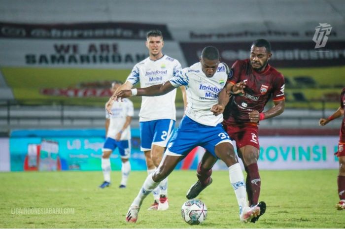 Pemain Persib, Bruno Cantanhede berduel dengan Bek Borneo FC, Marckho Merauje dalam laga Borneo FC lawan Persib Bandung di Stadion Kapten I Wayan Dipta, Selasa (18/1/2022)