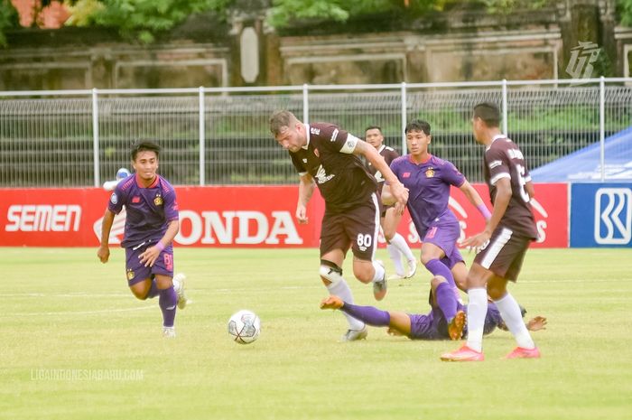 Duel PSM Makassar vs Persik Kediri berlangsung di Stadion I Gusti Ngurah Rai, Denpasar, Selasa (18/1/2022) sore WIB.