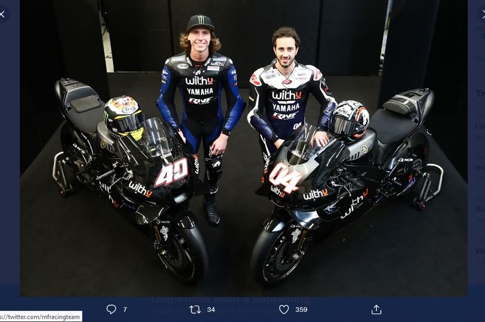 Pembalap WithU Yamaha RNF, Darry Binder dan Andrea Dovizioso, berpose setelah mengikuti tes akhir musim untuk MotoGP 2022 di Sirkuit Jerez, Spanyol.