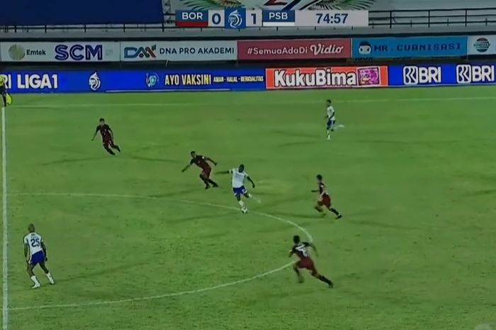 David Da Silva saat menerima umpan Bruno Cantanhede dalam laga Borneo FC vs Persib di Liga 1 2021/22 (18/1/2022). 