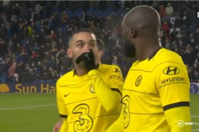 Dua bintang Chelsea, Hakim Ziyech dan Romelu Lukaku, adu mulut di tengah laga kontra Brighton.