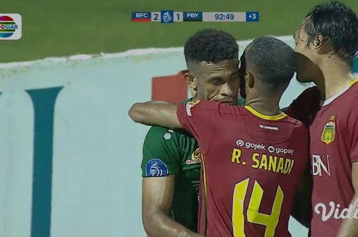 Ruben Sanadi memeluk Ricky Kambuaya usai dikartu merah dalam laga Bhayangkara FC vs Persebaya (18/1/2022). 