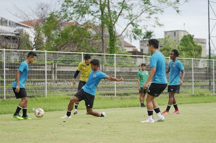 Timnas Indonesia menjalani sesi latihan di Bali, Kamis (20/1/2022)