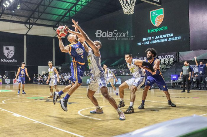 Suasana laga IBL 2022 yang mempertemukan Prawira Bandung (jersey putih) versus Satria Muda Pertamina Jakarta (jersey biru) di Hall Basket, Senayan, Jakarta, 21 Januari 2022.