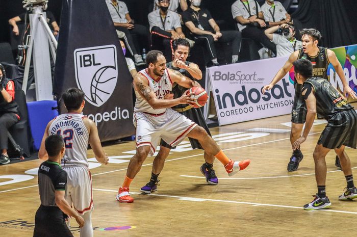 Suasana laga IBL 2022 yang mempertemukan Pelita Jaya Bakrie Jakarta (jersey putih) versus West Bandits Combiphar Solo (jersey hitam) di Hall Basket, Senayan, Jakarta, 21 Januari 2022.