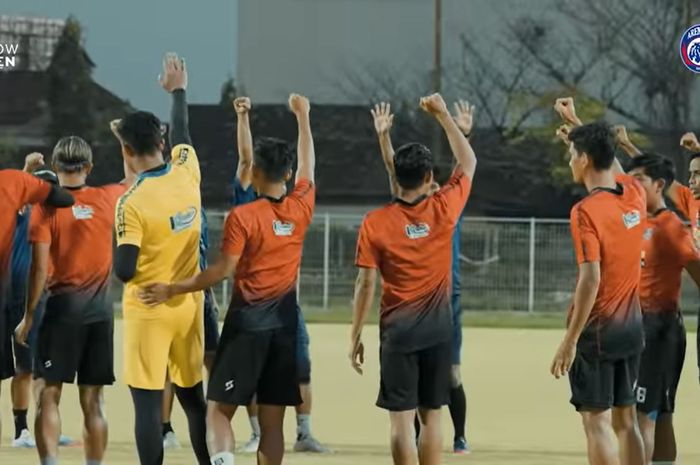 Pemain Arema FC melakukan tos pada official training jelang laga melawan PSIS Semarang, Senin (17/1/2022).