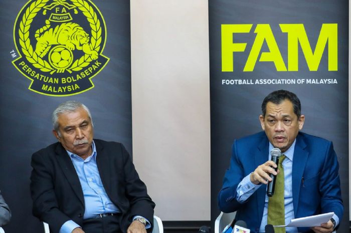 Presiden FAM Datuk Hamidin Amin merespons hasil investigasi oleh Datuk Dell Akbar Khan (kiri) tentang tragedi Timnas Malaysia dan dugaan match-fixing versus Timnas Indonesia di Piala AFF 2020.