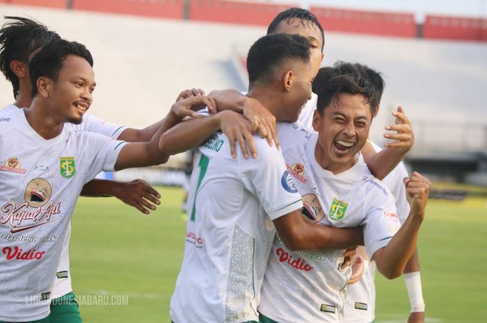 Samsul Arif merayakan golnya bersama Persebaya saat menghadapi Persikabo 1973 pada hari Senin (10/1/2022) di Liga 1 pekan ke-18 musim 2021-22.