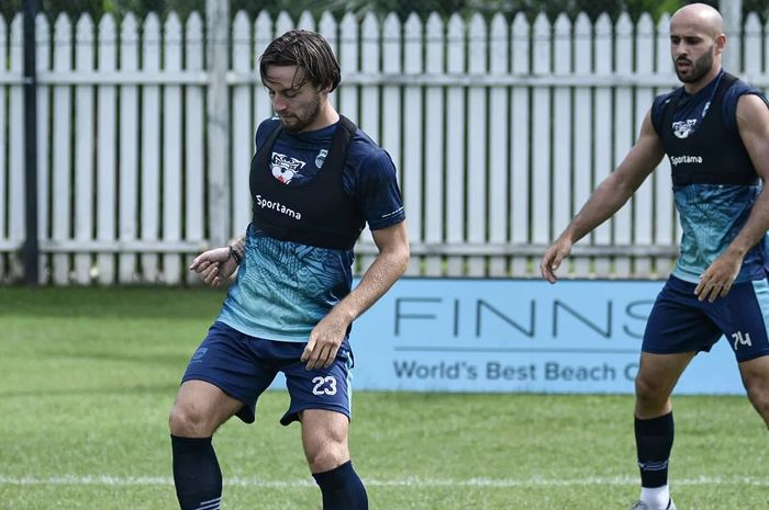 Marc Klok dan Mohammed Rashid sedang menjalani latihan untuk persiapan laga pekan ke-21 Liga 1 2021-2022 melawan Tira Persikabo, Sabtu (22/1/2022).