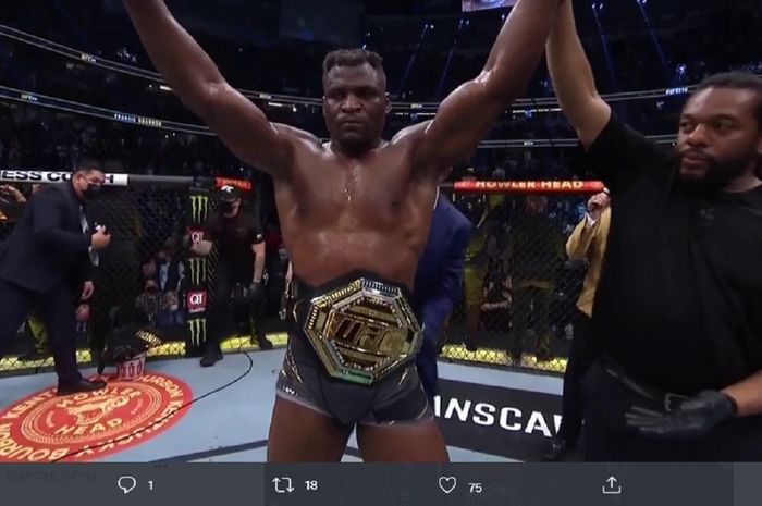 Francis Ngannou mengalahkan Ciryl Gane untuk mempertahankan gelar juara kelas berat pada UFC 270 di Honda Center, California, Amerika Serikat, 22 Januari 2021.