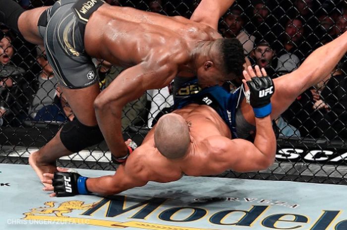 Petarung kelas berat, Francis Ngannou, saat melakukan takedowns kepada Ciryl Gane, pada acara utama UFC 270 yang berlangsung di California, Amerika Serikat, Minggu (23/1/2022).