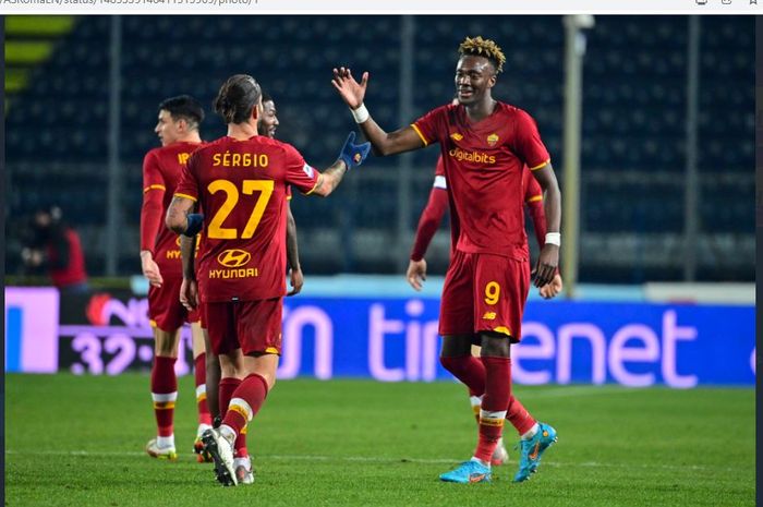 Dua pemain AS Roma, Tammy Abraham (kanan) dan Sergio Oliveira (kiri), merayakan gol ke gawang Empoli pada pekan ke-23 Liga Italia 2021-2022 di Stadion Carlo Castellani, Minggu (23/1/2022).