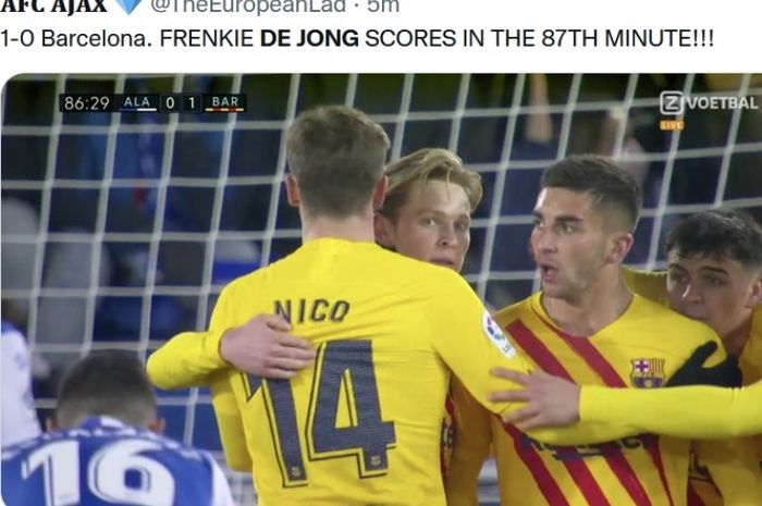 Gelandang Barcelona, Frenkie de Jong, merayakan golnya ke gawang Alaves.