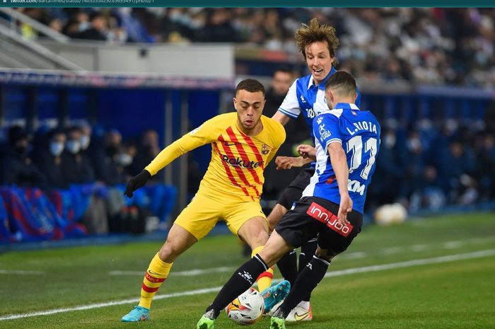 Bek sayap kanan Barcelona, Sergino Dest, berhadapan dengan dua pemain Deportivo Alaves.