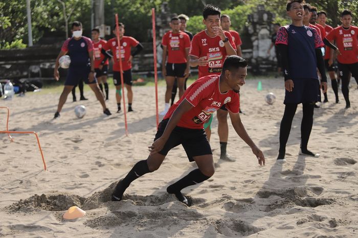 Skuad PSS Sleman berlatih di pantai.