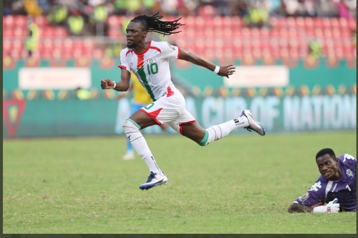 Penyerang Burkina Faso, Bertrand Traore, mencetak gol ke gawang Gabon dalam laga babak 16 besar Piala Afrika 2021, Minggu (23/1/2022) di Limbe.