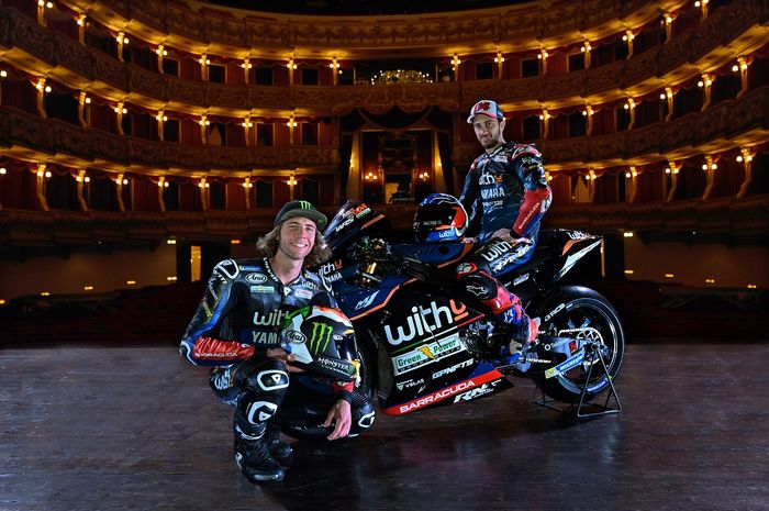 Foto Darryn Binder dan Andrea Dovizioso dalam peluncuran tim WithU Yamaha RNF Racing untuk MotoGP 2022 yang digelar di Verona, Italia, 24 Januari 2022.