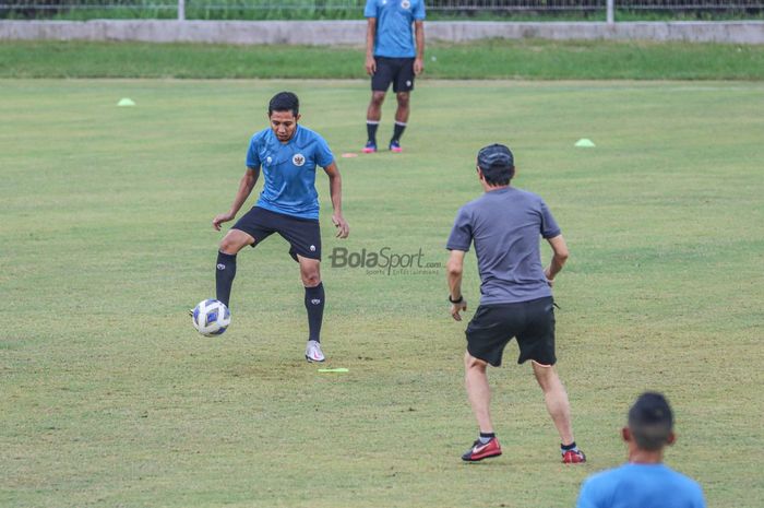 Pemain timnas Indonesia, Evan Dimas, sedang menguasai bola dalam latihannya di Lapangan Samudra, Bali, 26 Januari 2022.