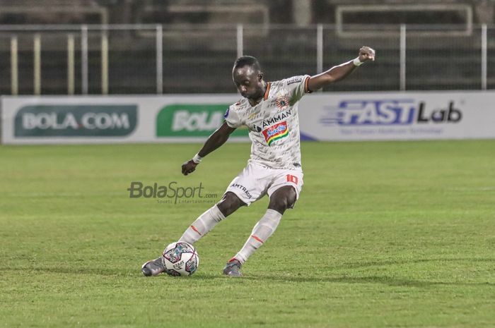 Gelandang serang Persija Jakarta, Makan Konate, sedang menendang bola dalam laga pekan ke-21 Liga 1 2021 di Stadion Gelora Ngurah Rai, Bali, 26 Januari 2022.