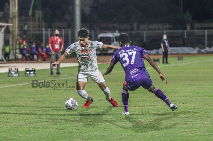 Pemain sayap kanan Persija Jakarta, Alfriyanto Nico (kiri), sedang menguasai bola dalam laga pekan ke-21 Liga 1 2021 di Stadion Gelora Ngurah Rai, Bali, 26 Januari 2022.