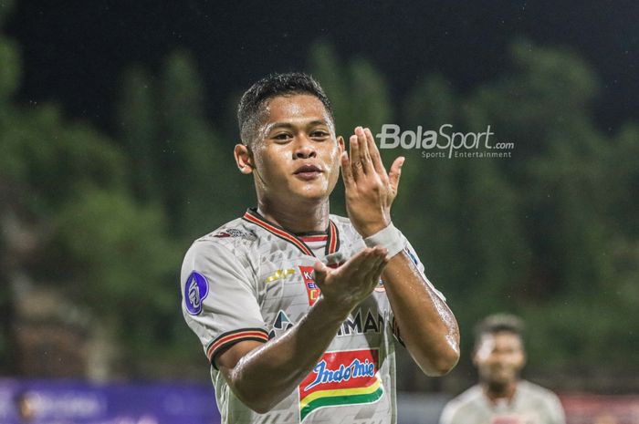 Penyerang Persija Jakarta, Taufik Hidayat, nampak sedang melakukan selebrasi seusai mencetak satu gol dalam laga pekan ke-21 Liga 1 2021 di Stadion Gelora Ngurah Rai, Bali, 26 Januari 2022.