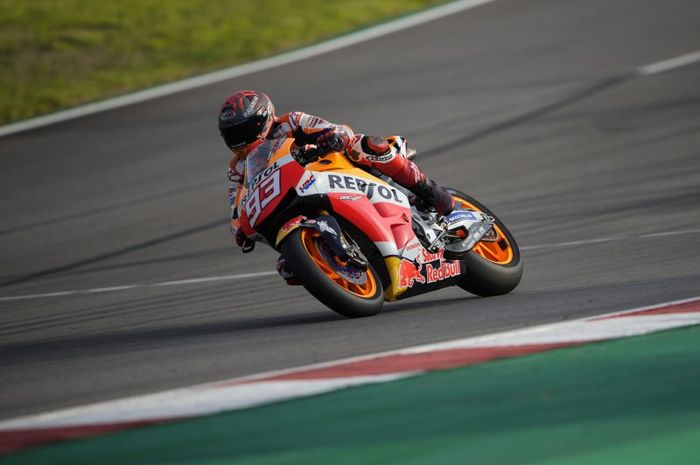 Pembalap Repsol Honda, Marc Marquez, berlatih dengan motor Honda RC213V-S di Sirkuit Algarve, Portugal, 17 Januari 2021.