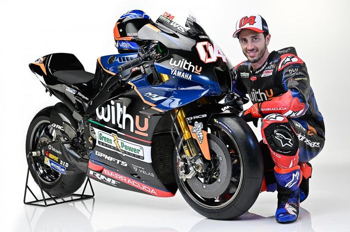 Pembalap WithU Yamaha, Andrea Dovizioso, berpose dengan motor pada peluncuran tim.