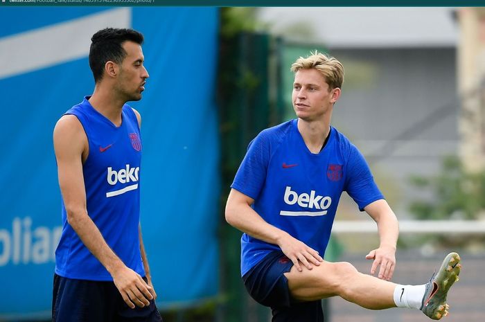 Momen kebersamaan Sergio Busquets dan Frenkie de Jong di Barcelona.