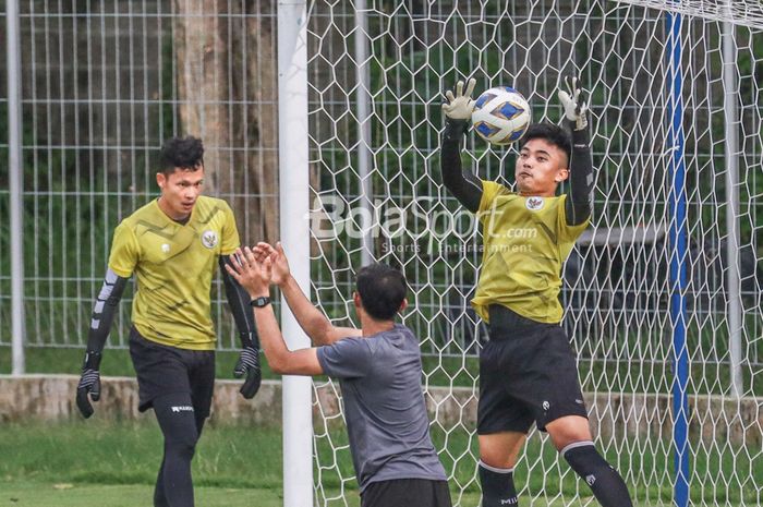 Ernando Ari Sutaryadi (kanan) nampak sedang berusaha menangkap bola dalam latihan timnas Indonesia di lapangan Samudra, Bali, 26 Januari 2022.