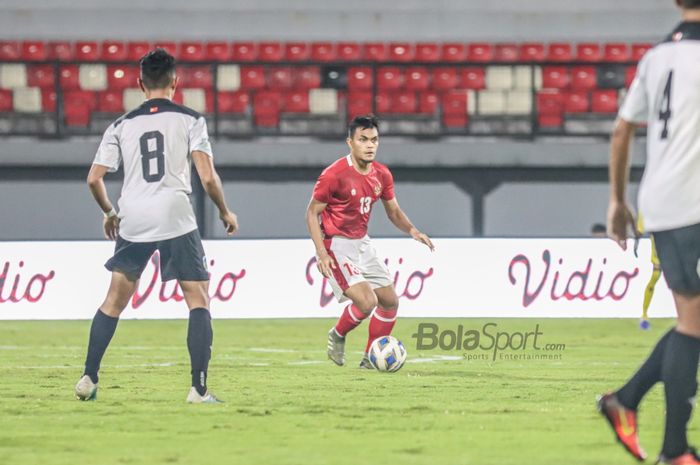 Pemain timnas Indonesia, Rachmat Irianto (tengah), sedang menguasai bola dalam laga melawan timnas Timor Leste di Stadion Kapten I Wayan Dipta, Gianyar, Bali, 27 Januari 2022.