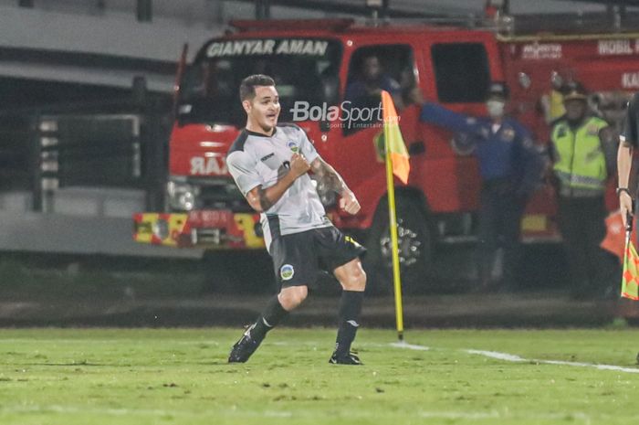 Selebrasi pilar timnas Timor Leste, Paulo Gali Freitas (kanan),  di Stadion Kapten I Wayan Dipta, Gianyar, Bali, 27 Januari 2022.