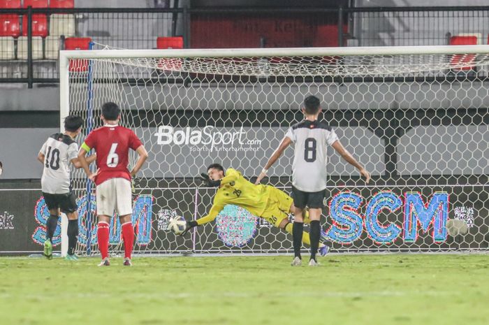 Momen kiper timnas Indonesia, Syahrul Trisna Fadillah (jersey kuning), berhasil menepis satu tendangan penalti timnas Timor Leste di Stadion Kapten I Wayan Dipta, Gianyar, Bali, 27 Januari 2022.