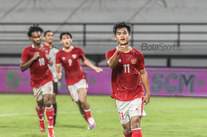 Pratama Arhan (kanan) melakukan selebrasi seusai mencetak gol untuk timnas Indonesia  di Stadion Kapten I Wayan Dipta, Gianyar, Bali, 27 Januari 2022.