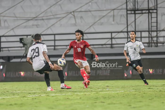 Pemain timnas Indonesia, Ronaldo Kwateh (tengah), sedang menguasai bola di Stadion Kapten I Wayan Dipta, Gianyar, Bali, 27 Januari 2022.