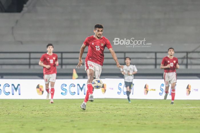 Gelandang timnas Indonesia, Ricky Kambuaya, sedang menendang bola di Stadion Kapten I Wayan Dipta, Gianyar, Bali, 27 Januari 2022.