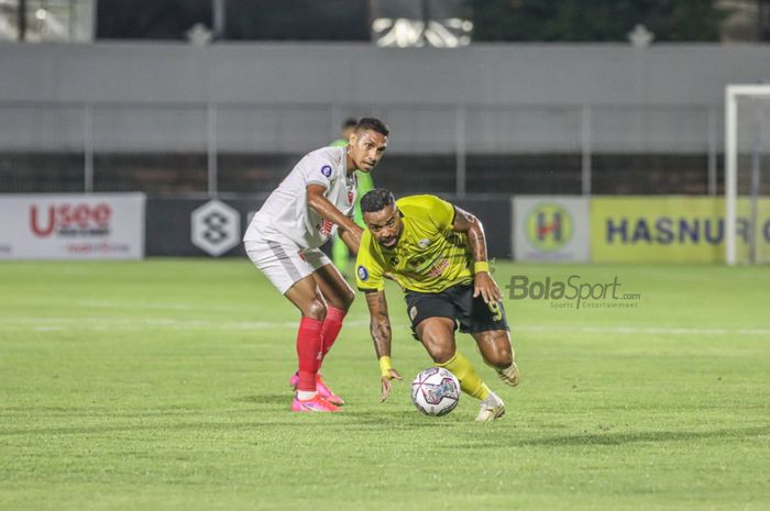 Penyerang Barito Putera, Rafael Silva (kanan), sedang menguasai bola dan dibayangi pemain PSM Makassar, Delvin Rumbino (kiri), dalam laga pekan ke-21 Liga 1 2021 di Stadion Kompyang Sujana, Bali, 28 Januari 2022.