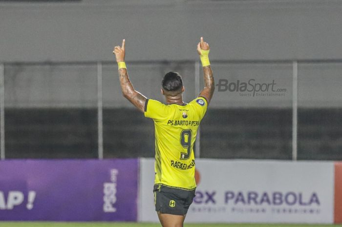 Selebrasi penyerang Barito Putera, Rafael Silva, seusai mampu mencetak satu gol dalam laga pekan ke-21 Liga 1 2021 di Stadion Kompyang Sujana, Bali, 28 Januari 2022.