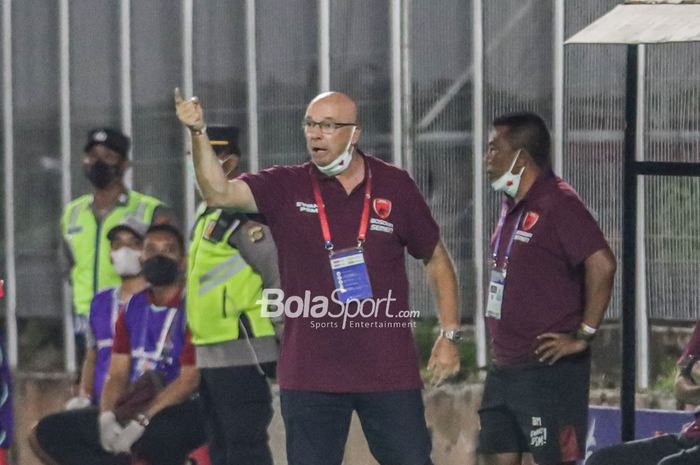 Pelatih PSM Makassar, Jacob Freerk Gall (kiri), sedang memberikan intruksi kepada para pemainnya dalam laga pekan ke-21 Liga 1 2021 di Stadion Kompyang Sujana, Bali, 28 Januari 2022.