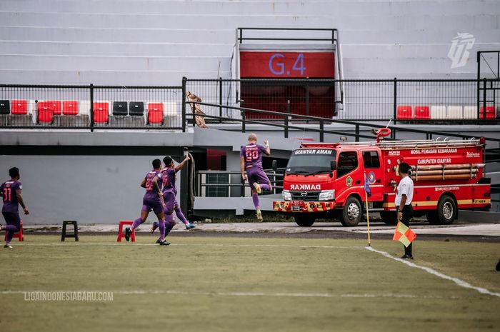 Bhayangkara FC versus Persik Kediri pada laga pekan ke-21 Liga 1 2021-2022 di Stadion I Wayan Dipta, Gianyar, Bali, Jumat (28/1/2022).