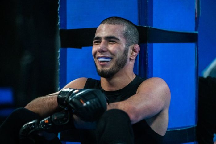 Petarung kelas terbang UFC, Muhammad Mokaev. Dia merupakan petarung yang banyak dijagokan sebagai suksesor Khabib Nurmagomedov. Hal itu lantaran sama-sama berasal dari Dagestan dan sering menggunakan papakha di oktagon.