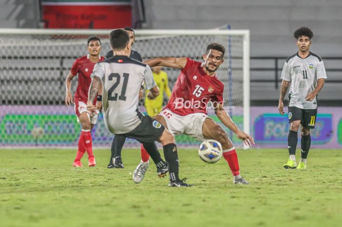 Gelandang timnas Indonesia, Ricky Kambuaya (kanan), sedang berusaha menghalau bola lawannya di Stadion Kapten I Wayan Dipta, Gianyar, Bali, 27 Januari 2022.