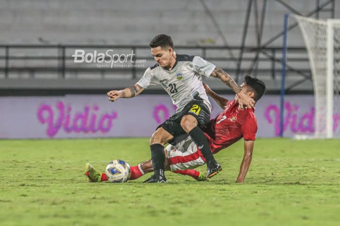 Striker Timnas Timor Leste Paulo Gali Freitas (kiri) berebut bola dengan pemain Timnas Indonesia dalam uji coba di Stadion Kapten I Wayan Dipta, Gianyar, Bali, 27 Januari 2022.