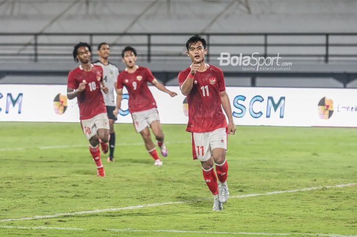 Pratama Arhan (kanan) nampak sedang melakukan selebrasi seusai mencetak satu gol timnas Indonesia di Stadion Kapten I Wayan Dipta, Gianyar, Bali, 27 Januari 2022.