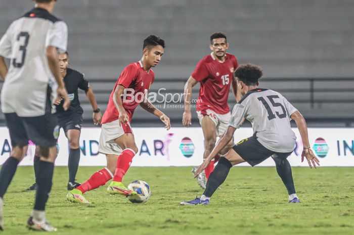 Pemain timnas Indonesia, Marselino Ferdinan (kiri),  sedang menguasai bola di Stadion Kapten I Wayan Dipta, Gianyar, Bali, 27 Januari 2022.