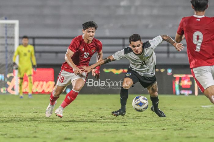 Bek timnas Indonesia, Alfeandra Dewangga (kiri), sedang berebut bola dengan pemain timnas Timor Leste, Paulo Gali Freitas (kanan), di Stadion Kapten I Wayan Dipta, Gianyar, Bali, 27 Januari 2022.