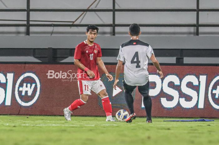 Bek sayap kiri timnas Indonesia, Pratama Arhan (kiri), sedang menguasai bola  di Stadion Kapten I Wayan Dipta, Gianyar, Bali, 27 Januari 2022.